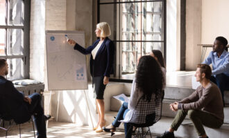Mature,Female,Boss,Or,Coach,Talk,Present,Financial,Business,Project
