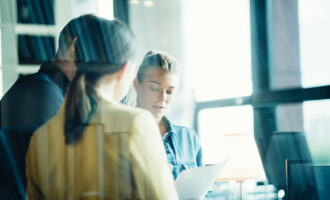 Startup,And,Millenial,Business,Concept.,Woman,Manager,Explaining,Tasks,To